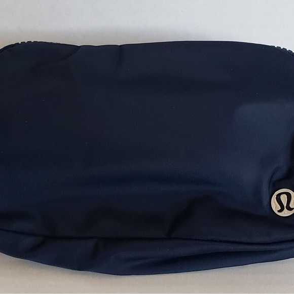 NAVY Lululemon Athletica Everywhere Belt Bag in True Navy💙 - Picture 4 of 4